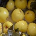 Recetas para hacer manzanas remojadas para el invierno en casa en frascos.