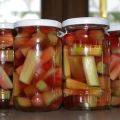 Resipi mudah untuk membuat kompot rhubarb untuk musim sejuk