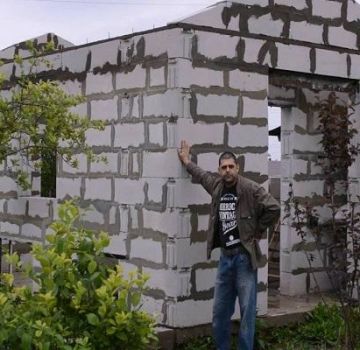 Step-by-step instructions for building a chicken coop from foam blocks with your own hands