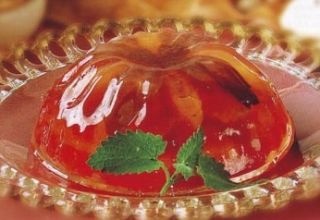 Ang isang simpleng recipe para sa paggawa ng pitted plum jelly para sa taglamig