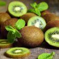 Els avantatges i els perjudicis del kiwi per a la salut humana i quan és millor menjar fruita, receptes de cosmetologia