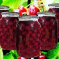 Une recette simple de compote de cerises pour l'hiver dans un pot de trois litres