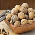 Bagaimana dan berapa banyak anda boleh menyimpan kacang walnut yang dikupas di rumah