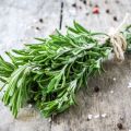 Bagaimana anda dapat mengekalkan kesegaran rosemary di rumah untuk musim sejuk