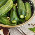 5 simple recipes for salted cucumbers with vinegar for the winter