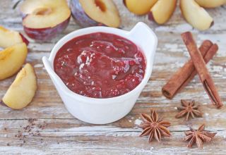 Una receta sencilla de mermelada de ciruela sin hueso para el invierno.