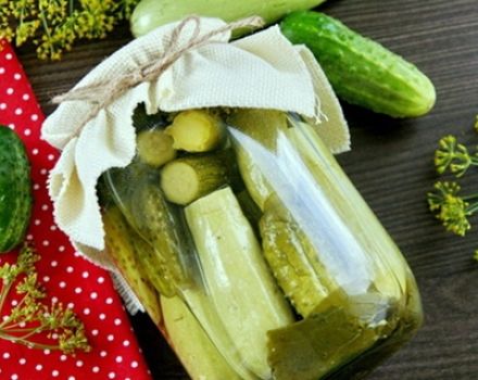 Recettes simples et délicieuses pour mariner les concombres avec des courgettes pour l'hiver