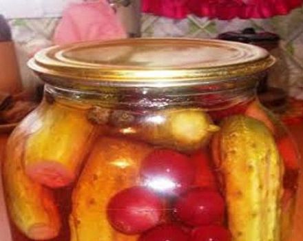 La mejor receta para hacer pepinos en escabeche con cerezas para el invierno.