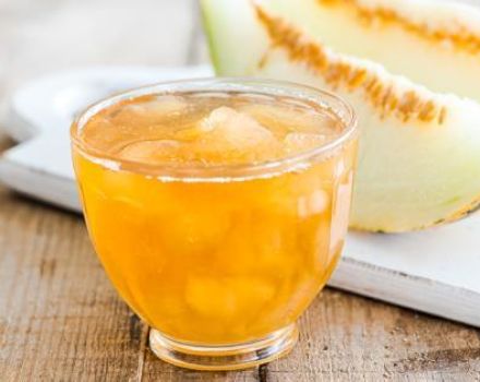 Simple recipes for canning melons like pineapple in jars for the winter