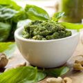 La clásica receta casera de pesto de albahaca