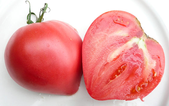 jantung merah jambu tomato dalam pinggan