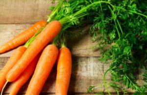 Pourquoi les carottes sont-elles bouclées et que faire, remèdes et méthodes populaires