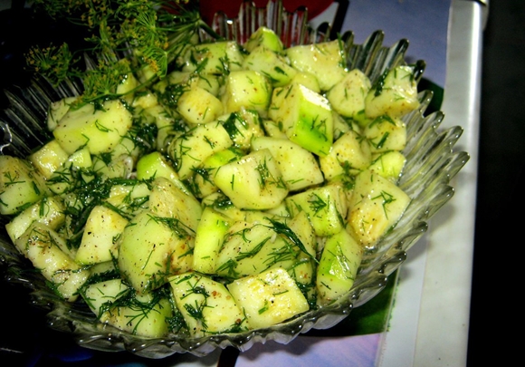 peeled zucchini sa isang plato