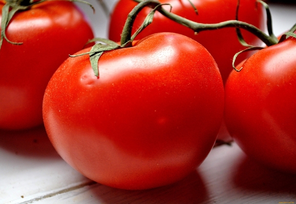 Dessert tomate fraise sur la table