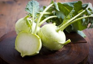 Kohlrabi -kaalin kasvatus ja hoitaminen ulkona kentällä