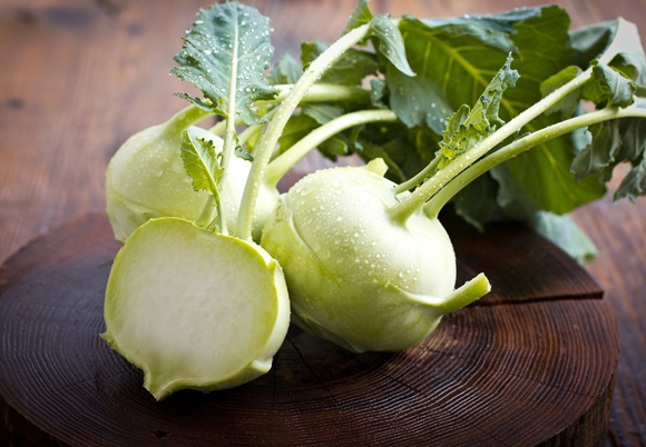 kubis kohlrabi di atas meja