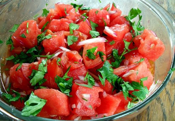 salad dengan tomato dan lada