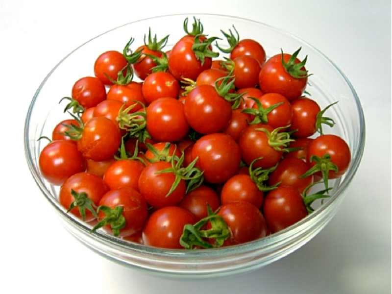 tomates cherry en un tazón