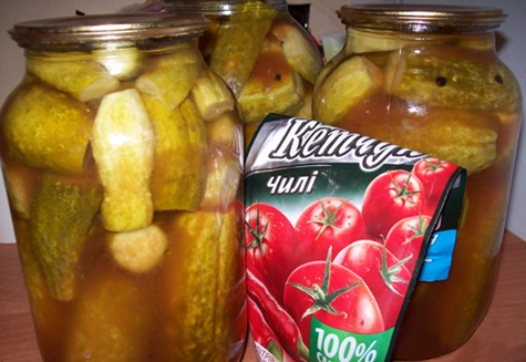 cucumbers with chili ketchup in jars