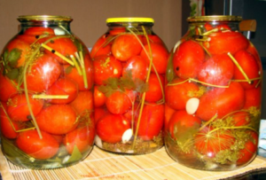 Recette de mise en conserve de tomates aux feuilles de framboisier pour l'hiver en pots