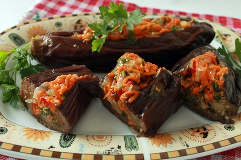 Berenjenas en escabeche con zanahorias, hierbas y ajo en un plato