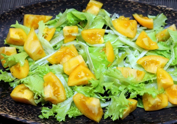 salad dengan tomato kuning