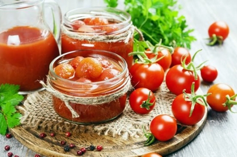 tomates cerises dans leur jus sur la table