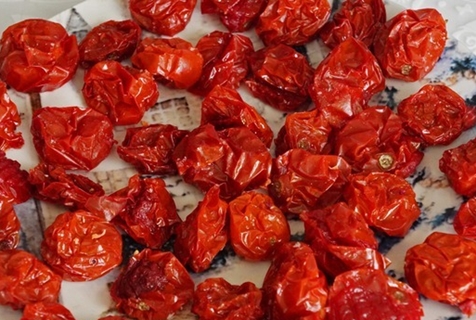 tomates séchées au soleil sur la table