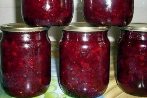 zucchini with beets in jars