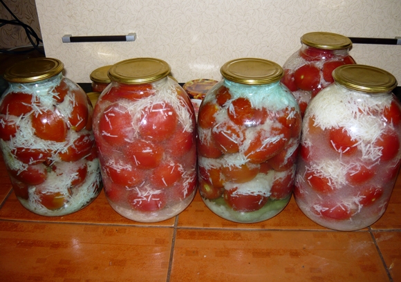 cans of tomato with garlic