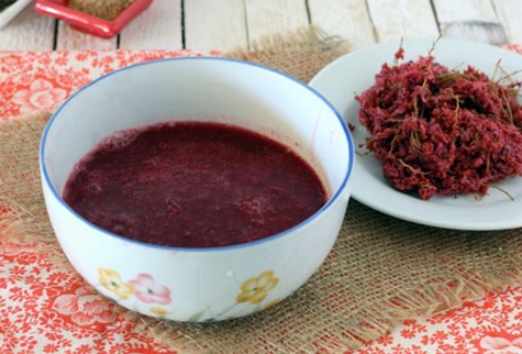 shabby currants in a bowl