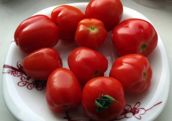 tomato ceri strawberi dalam pinggan