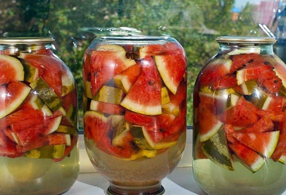 pots de pastèques marinées sur le rebord de la fenêtre