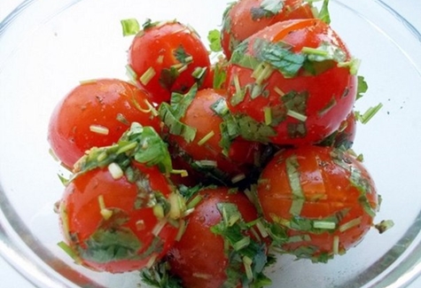 tomato ceri ringan masin dengan ramuan herba