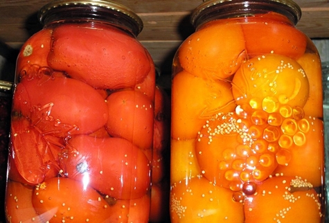 tomates con semillas de mostaza en un frasco