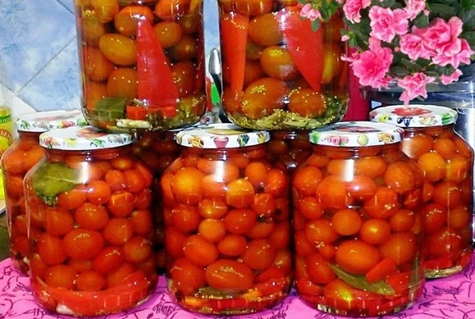 tomates con semillas de mostaza en frascos