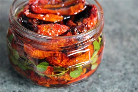 tomates séchées au soleil dans un pot