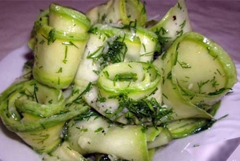 zucchini dengan madu dan bawang putih dalam pinggan