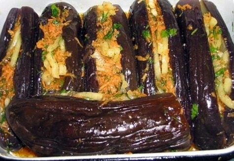 aubergines marinées aux carottes, herbes et ail dans une assiette