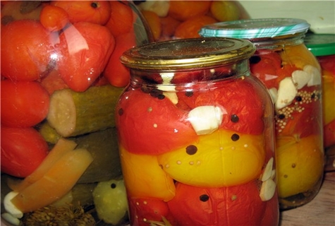 tomates en polonais dans un pot sur la table