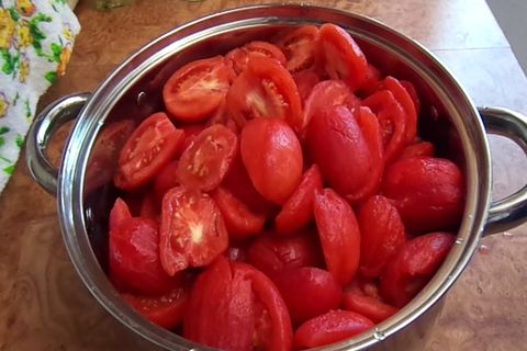 tomates en una cacerola