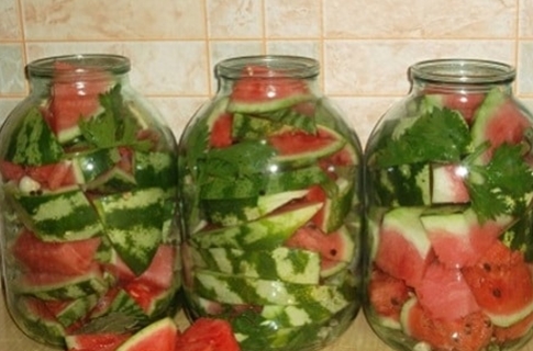 pastèques en conserve sur la table