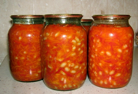 zucchini with beans in jars on the table