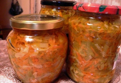 zucchini with beans in jars on the table