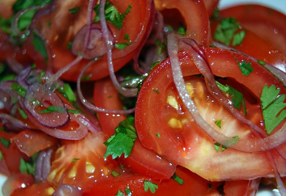 salad dengan tomato Gula Nastasya