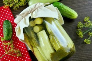 Recettes simples et délicieuses pour mariner les concombres avec des courgettes pour l'hiver