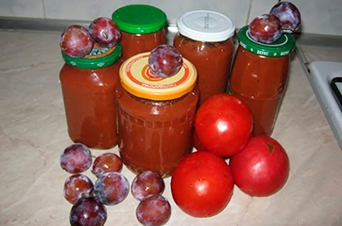 ketchup de ciruelas y tomates en latas