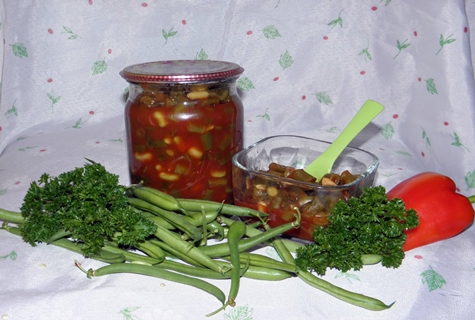 frijoles en salsa de tomate en un frasco