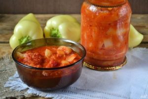 Recetas sencillas para preparar lecho de pimiento para el invierno con pasta de tomate.