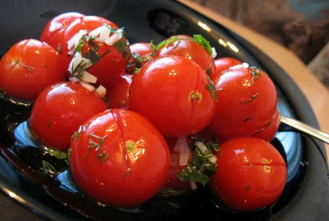 tomates cerises légèrement salées sur une assiette